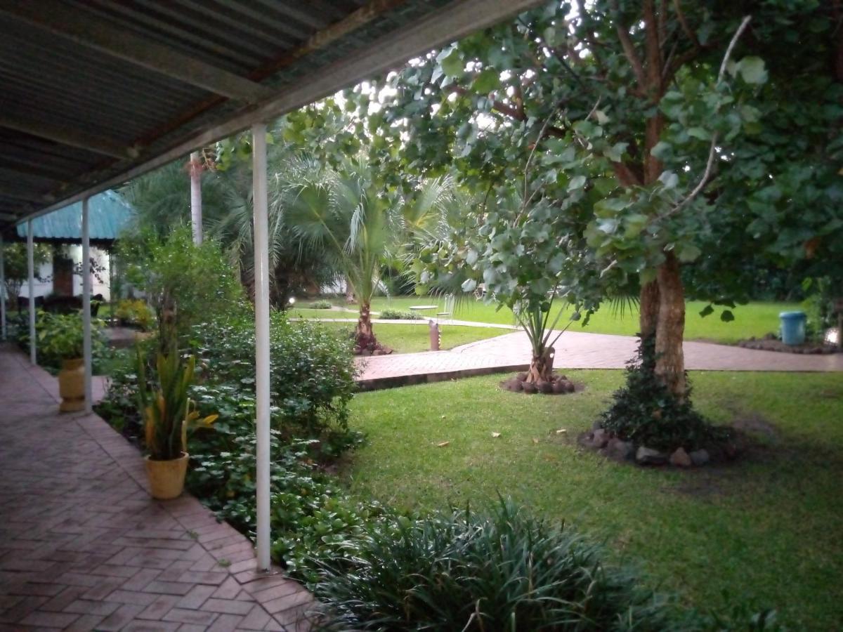 Fawlty Towers Accommodation & Activities Livingstone Exterior foto