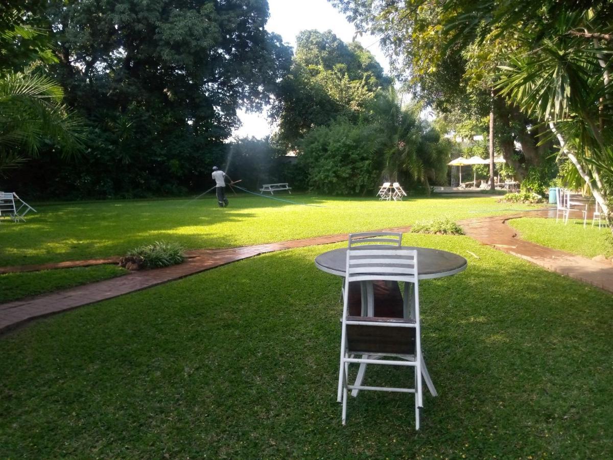 Fawlty Towers Accommodation & Activities Livingstone Exterior foto