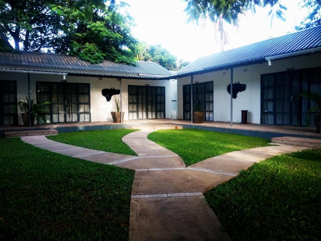 Fawlty Towers Accommodation & Activities Livingstone Exterior foto