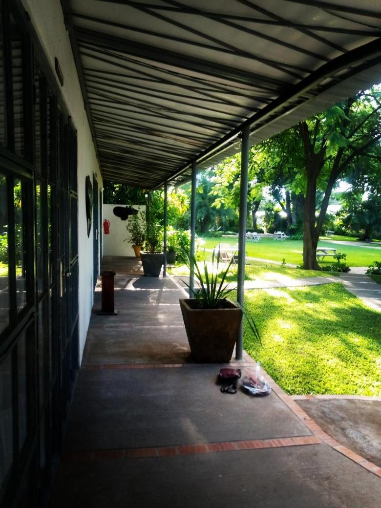 Fawlty Towers Accommodation & Activities Livingstone Exterior foto