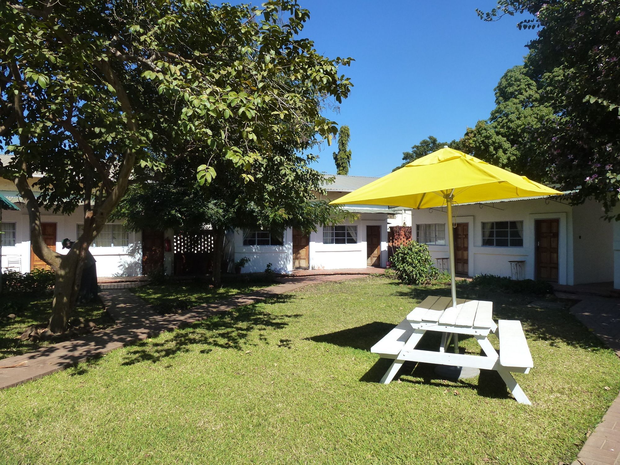 Fawlty Towers Accommodation & Activities Livingstone Exterior foto